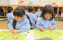 絵本を読むこども